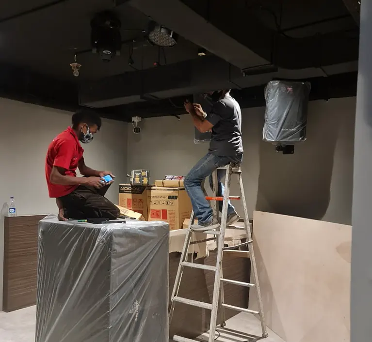Proses instalasi speaker Audio One di Hotel True Blue Menteng Jakarta untuk kebutuhan sound system hospitality dengan pemasangan speaker indoor professional.