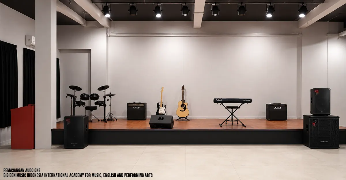 Pemasangan speaker professional Audio One di sekolah musik modern Jakarta dengan sistem audio indoor berkualitas untuk latihan musik, performance, dan kelas performing arts.