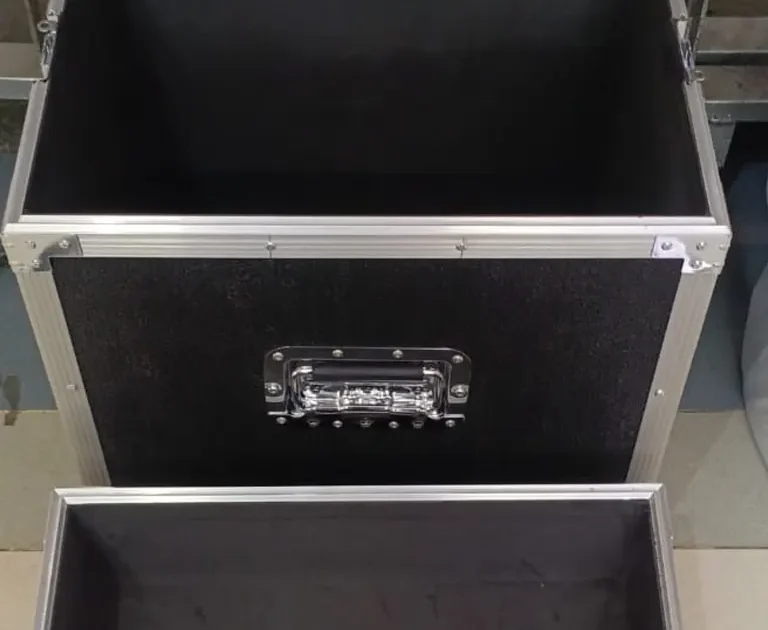 Produksi custom hardcase profesional di Bali dengan lapisan busa interior hitam dan rangka aluminium kokoh untuk perlindungan alat musik dan perangkat elektronik.