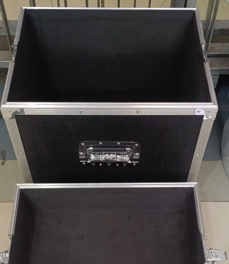 Produksi custom hardcase profesional di Bali dengan lapisan busa interior hitam dan rangka aluminium kokoh untuk perlindungan alat musik dan perangkat elektronik.