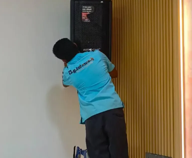 Pemasangan speaker aktif Audio One DJ-110 di dinding interior Hotel True Blue Menteng oleh teknisi profesional.