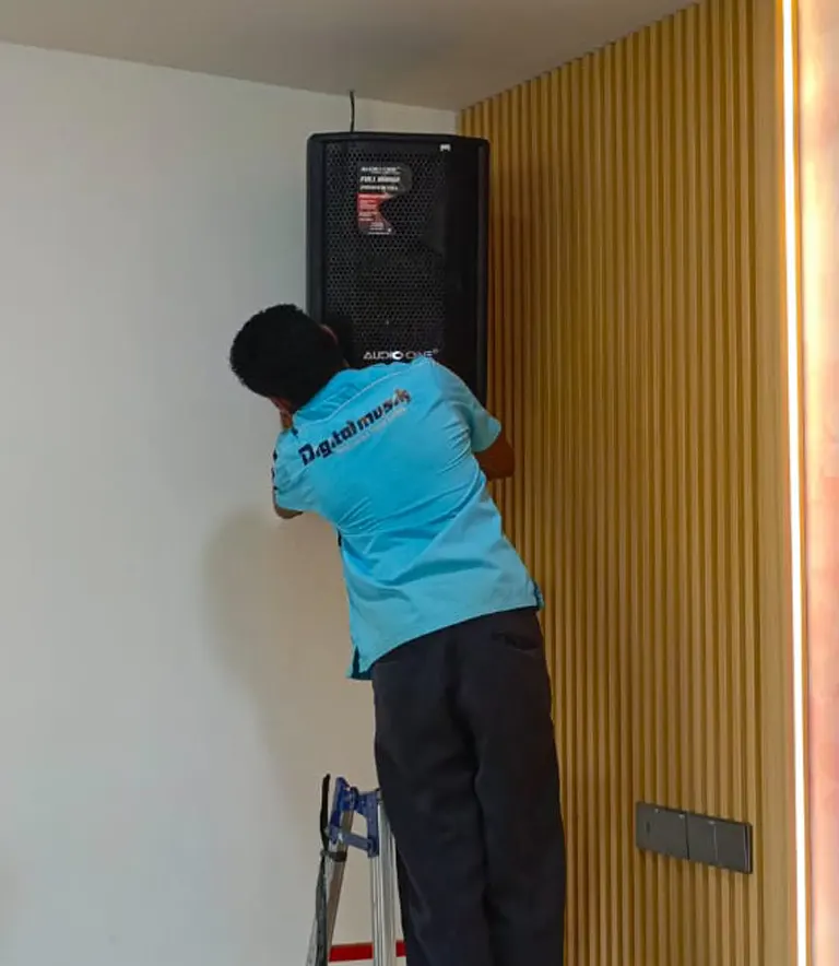 Pemasangan speaker aktif Audio One DJ-110 di dinding interior Hotel True Blue Menteng oleh teknisi profesional.
