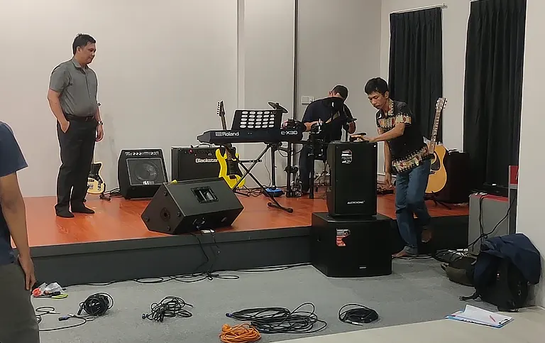 Proses setting dan tuning speaker Audio One professional sound system di sekolah musik modern untuk kebutuhan latihan band, vocal, dan performing arts indoor.