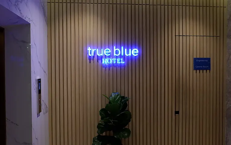 Presisi dan estetika: Proses instalasi seri Audio One DJ-110 untuk menghadirkan pengalaman audio premium di setiap sudut Hotel True Blue Menteng.