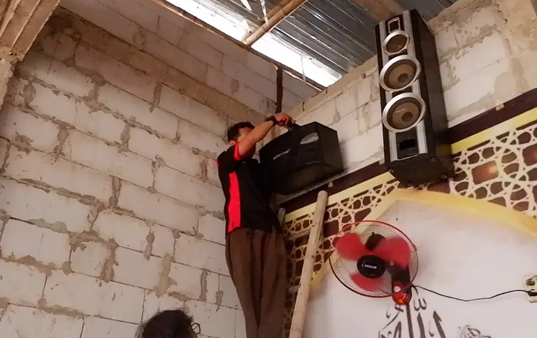 Teknisi Audio One melakukan pemasangan speaker masjid di Jakarta dengan instalasi sound system professional untuk kebutuhan adzan, khutbah, dan pengajian.