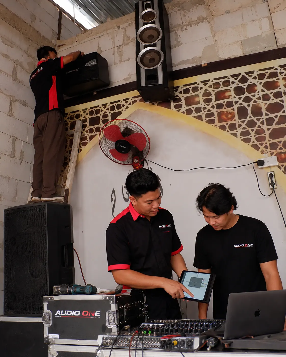 Tim Audio One membantu instalasi dan konsultasi sound system profesional